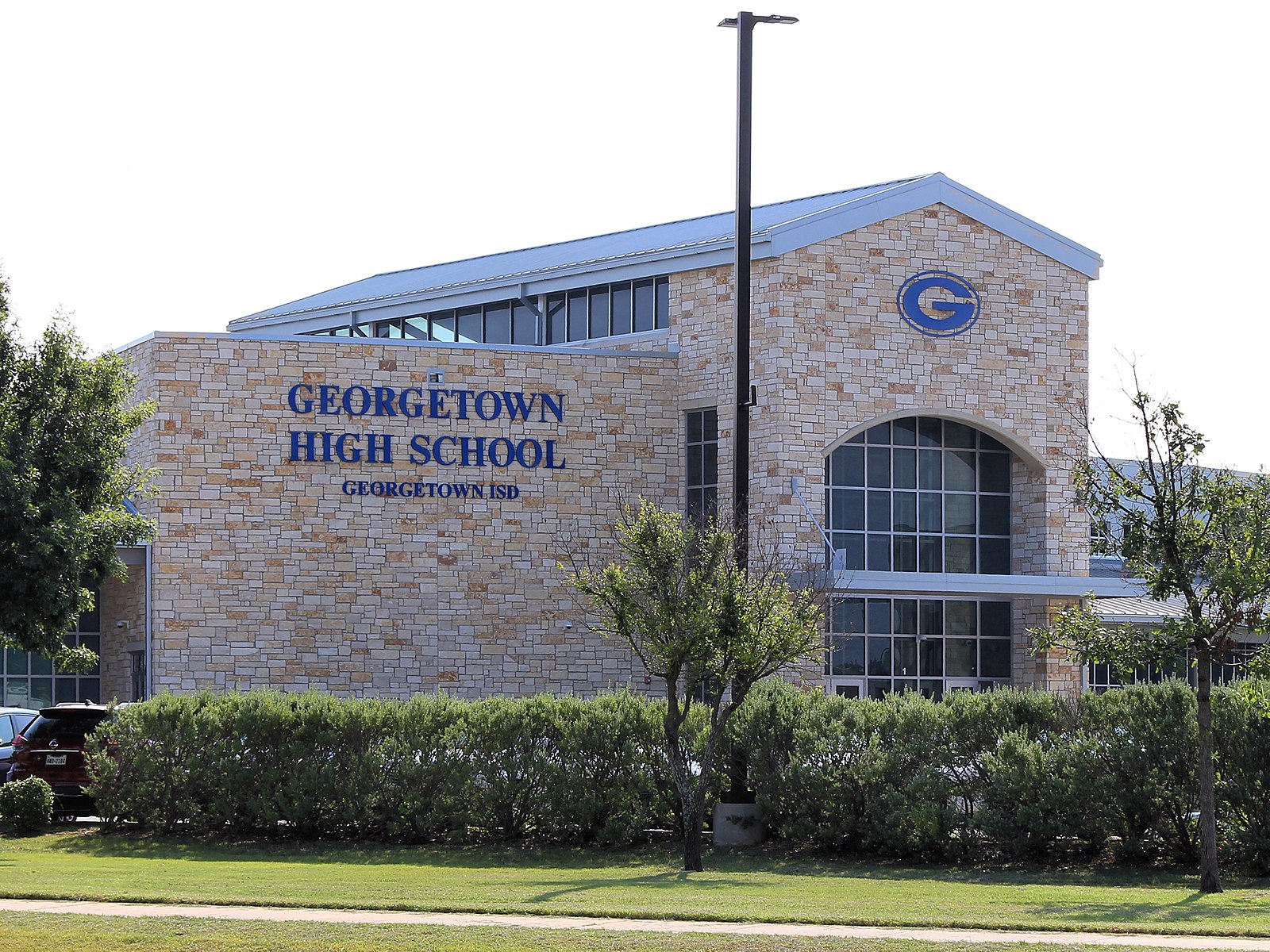 Familias celebrando en un partido de fútbol americano el viernes por la noche